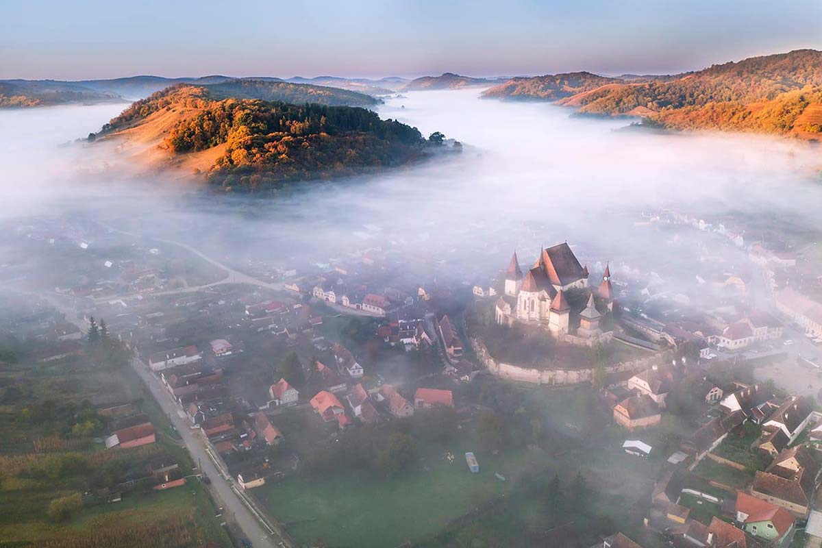 Biertan în ceață, toamna