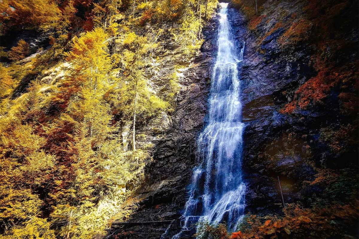 Cascada Scorus toamna, judetul Valcea