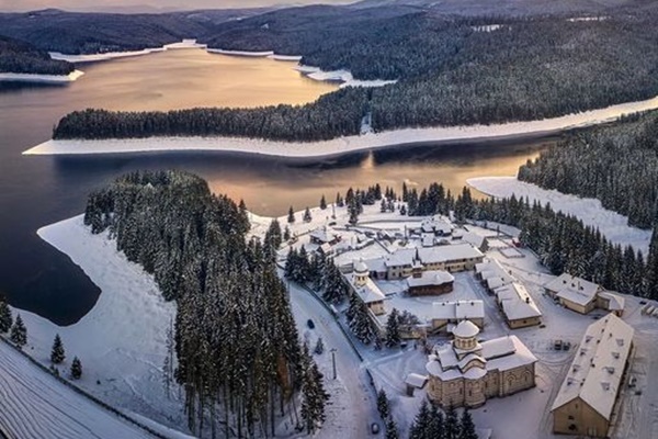 Oasa Monastery and Oasa Lake