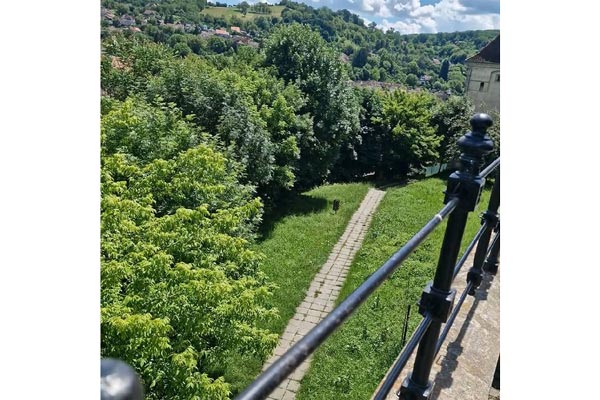 Blick über die Neustadt von Sighisoara / Schässburg, vom Aussichtspunkt auf der Rückseite der Stadtverwaltung / des Rathauses der Stadt
