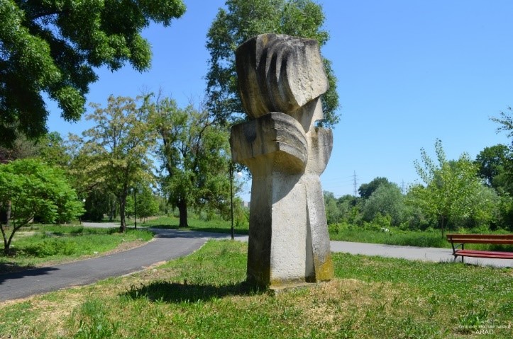 Skulpturenpark am Ufer des Flusses Mureș