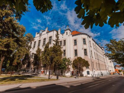 Liceul-Teoretic-Bolyai-Farkas-1-420x315