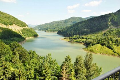 Lacul și barajul Siriu