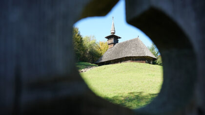 Biserica-de-lemn-TROAS-8-420x236