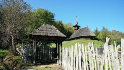Biserica-de-lemn-TROAS-9-420x236